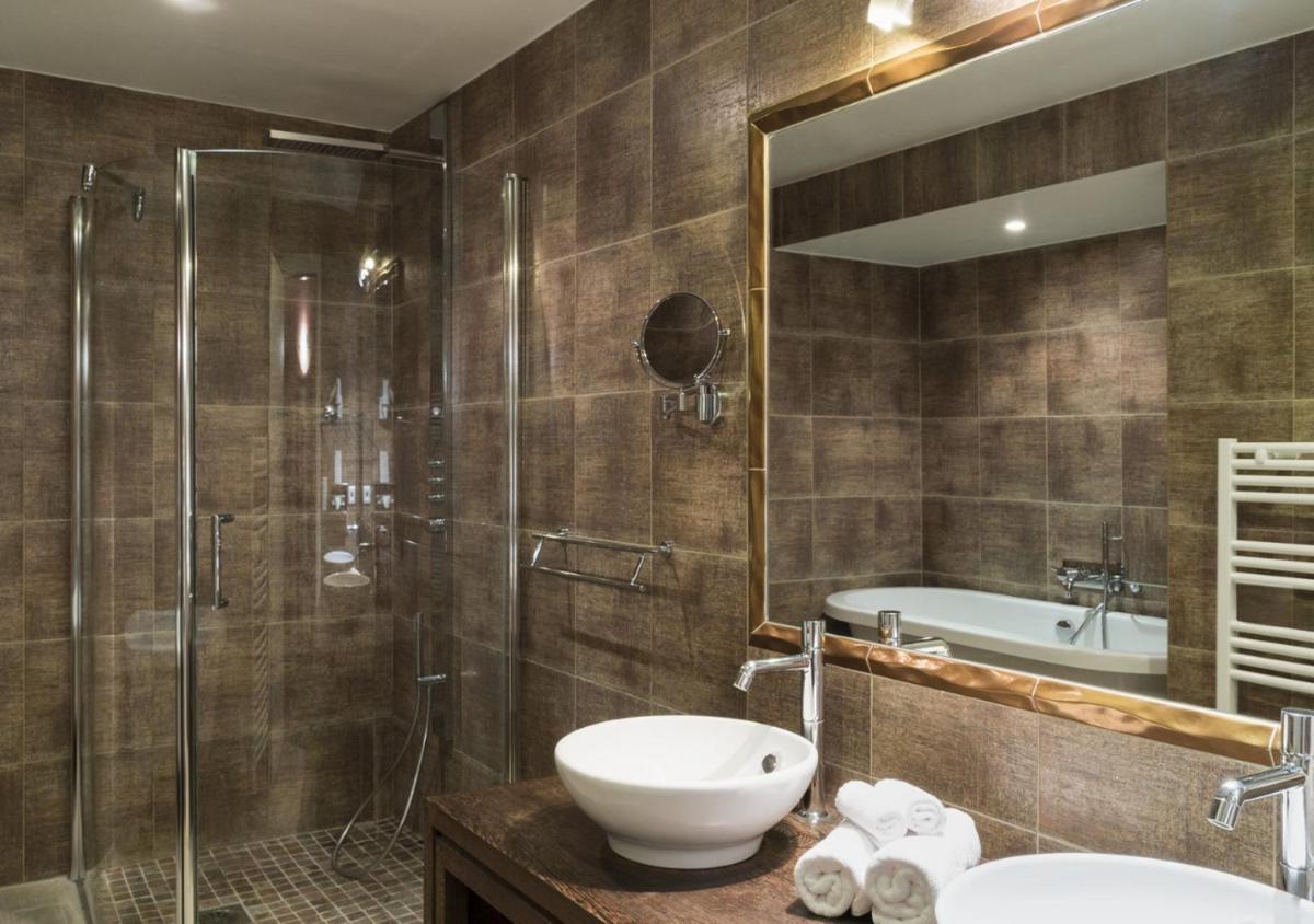 Salle de bains dans l'établissement Les Frères Ibarboure - Hôtel 4 étoiles, Spa extérieur sensoriel et Restaurant étoilé à Bidart