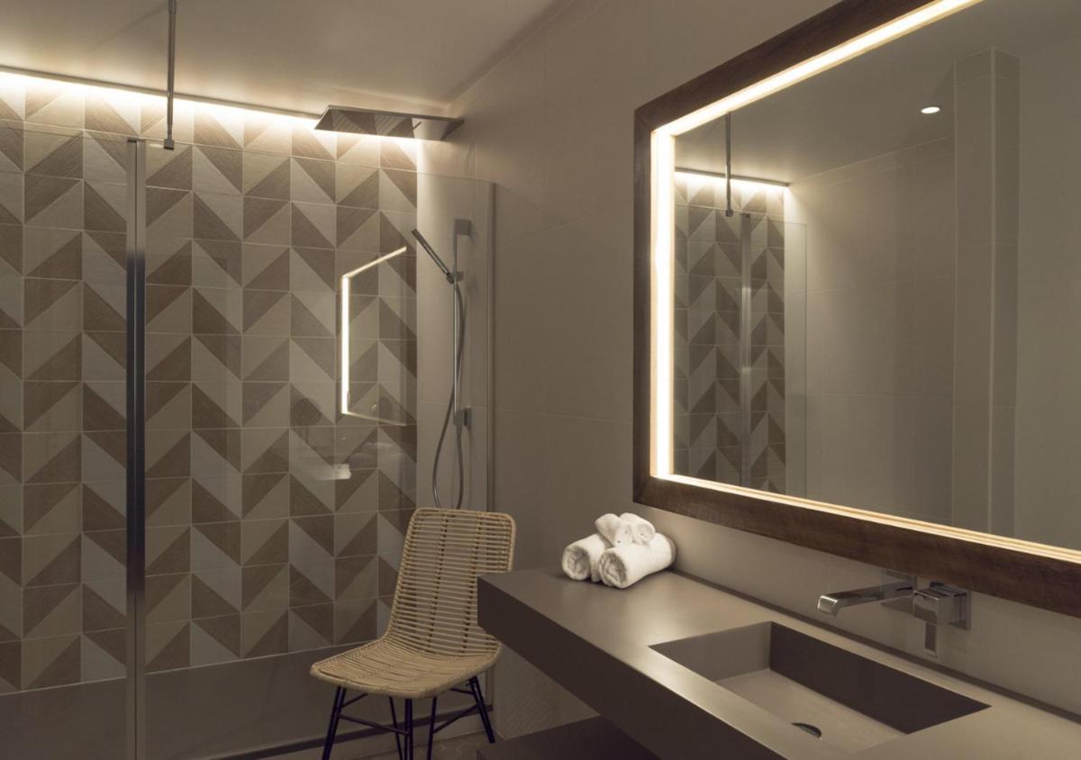 Salle de bains dans l'établissement Les Frères Ibarboure - Hôtel 4 étoiles, Spa extérieur sensoriel et Restaurant étoilé à Bidart