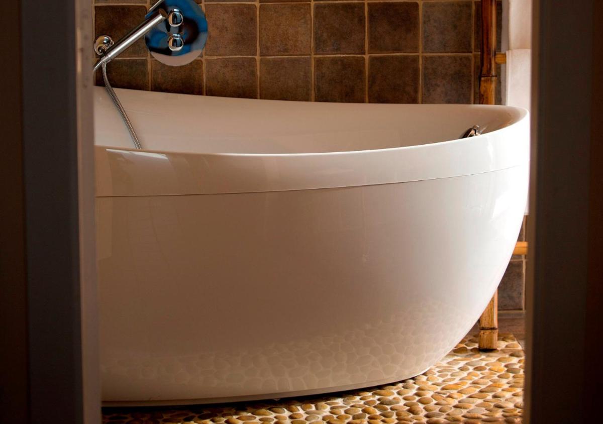 Salle de bains dans l'établissement Les Frères Ibarboure - Hôtel 4 étoiles, Spa extérieur sensoriel et Restaurant étoilé à Bidart