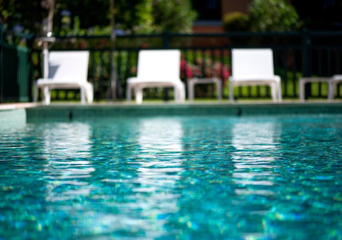 Piscine de l'établissement Les Frères Ibarboure - Hôtel 4 étoiles, Spa extérieur sensoriel et Restaurant étoilé à Bidart ou située à proximité