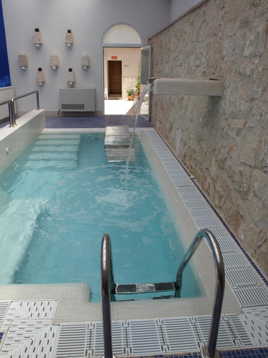 una gran piscina con una fuente de agua en Hotel Spa La Casa Del Convento, en Chinchón