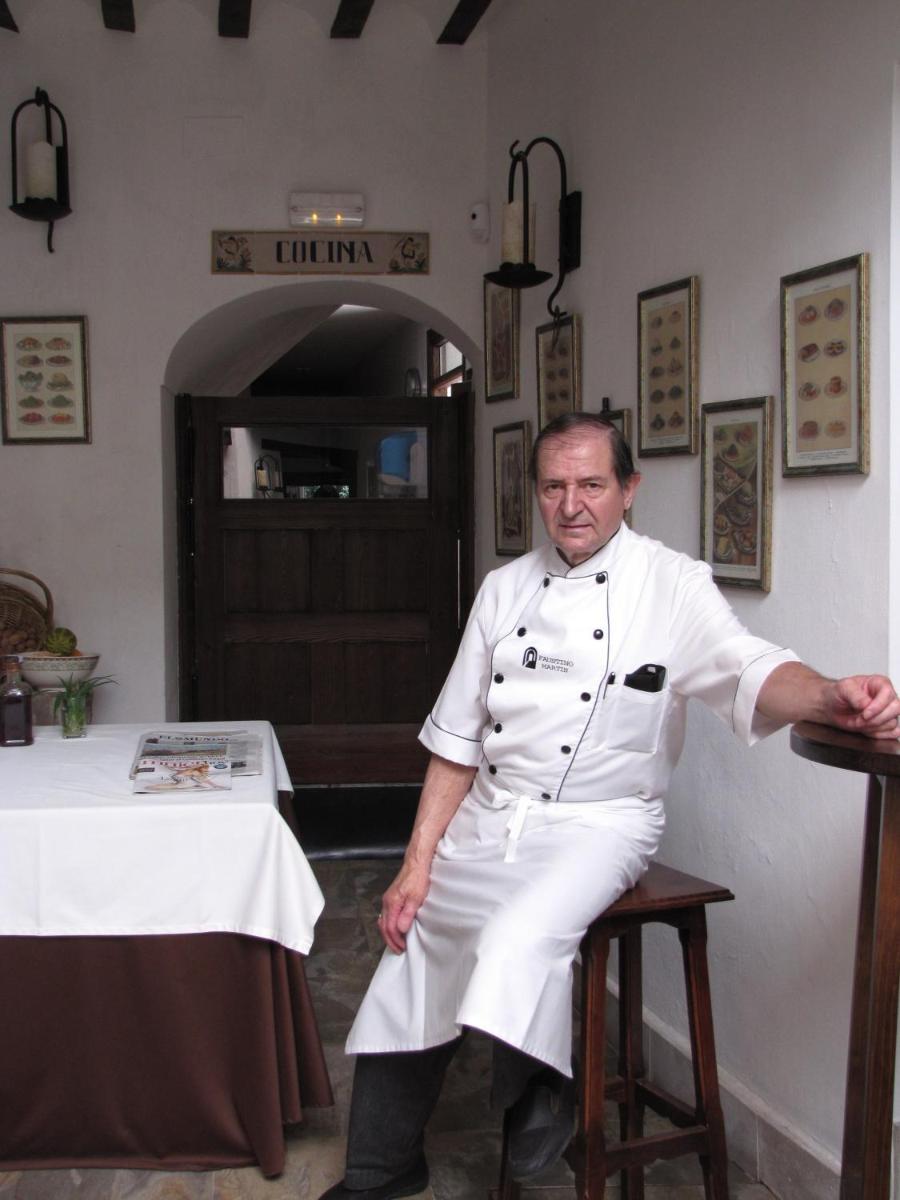un chef sentado en un taburete en un restaurante en Hotel Spa La Casa Del Convento, en Chinchón 87 fotos más