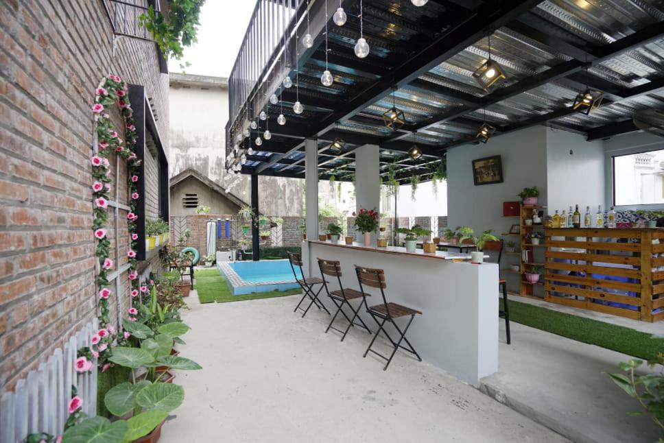 Almor Hostel With Pool in right center - Housity