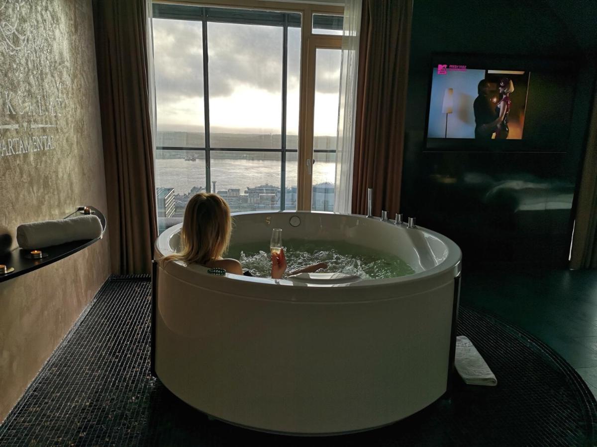 Panorama-27 Jacuzzi Apartment - Housity