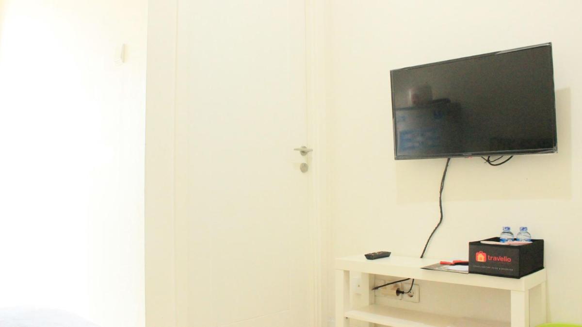 Modest 1BR Apartment at Parahyangan Residence By Travelio - Housity