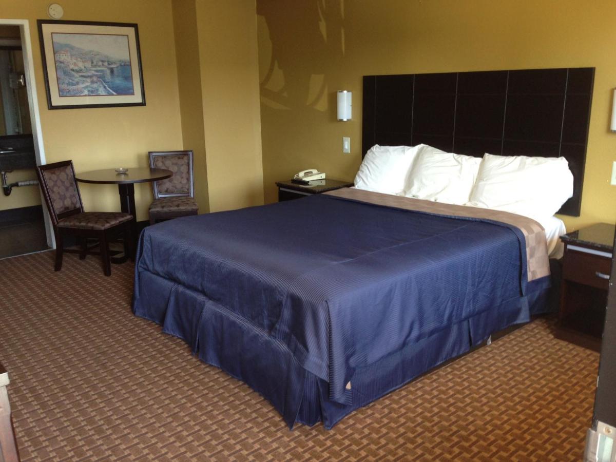 Del Amo Inn - Housity
