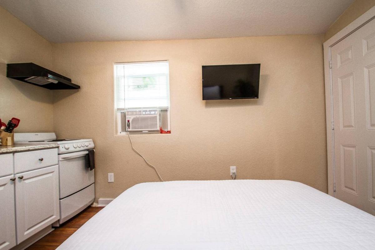 Remodeled Studio Near Downtown - Housity