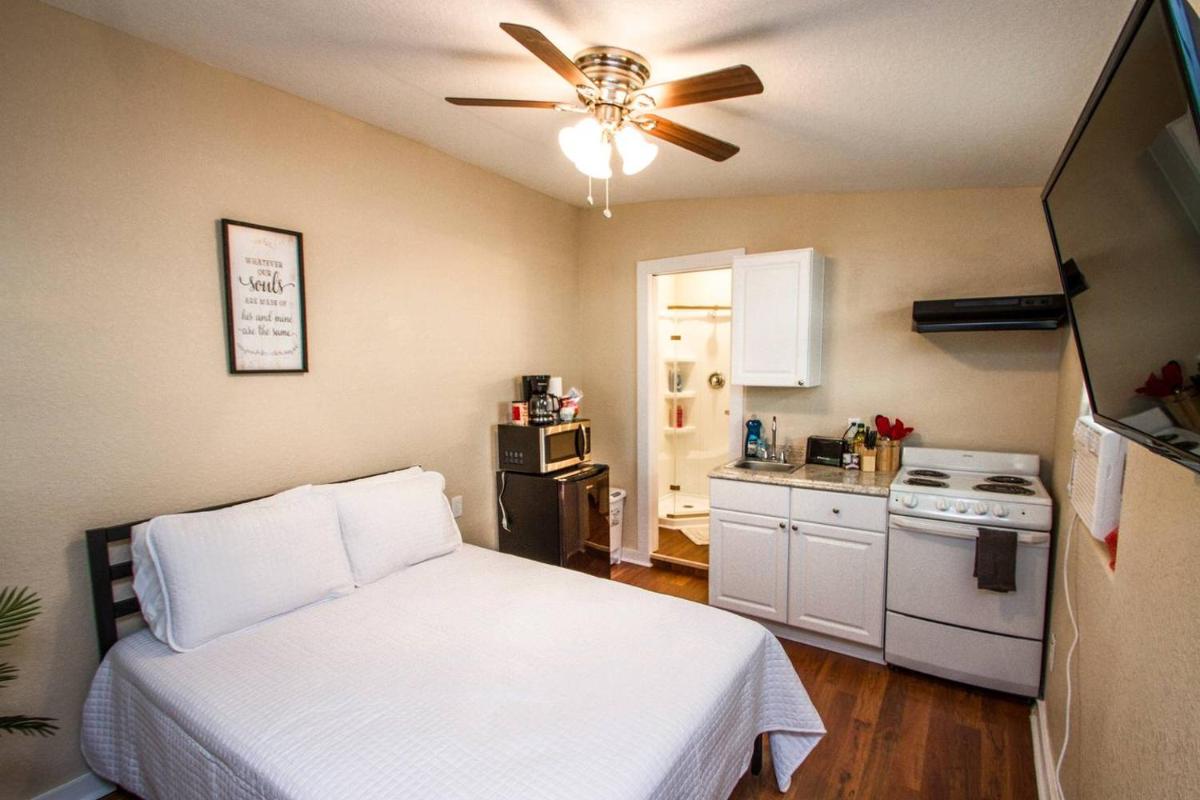 Remodeled Studio Near Downtown - Housity