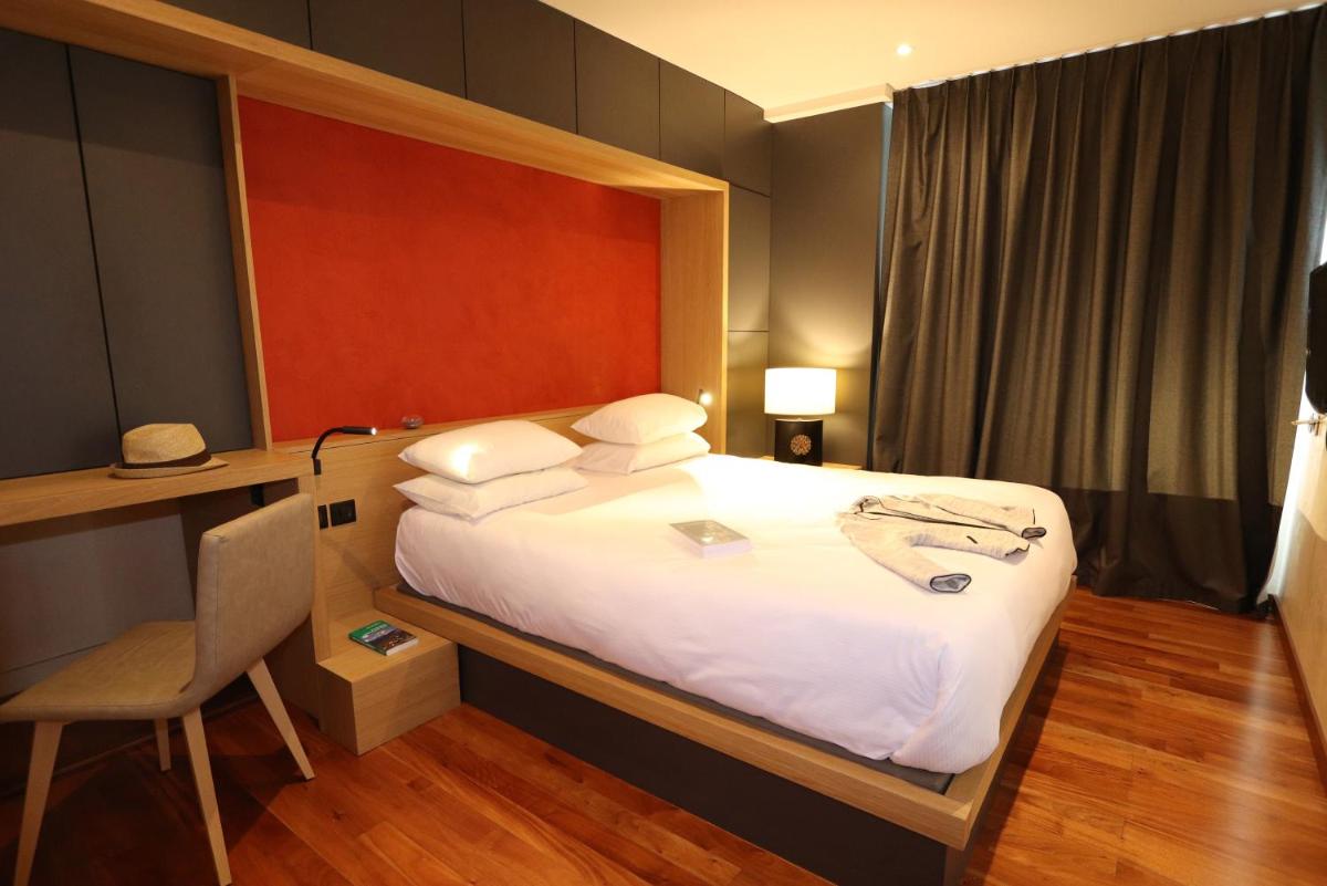 Un ou plusieurs lits dans un hébergement de l'établissement Hotel Du Commerce Spa