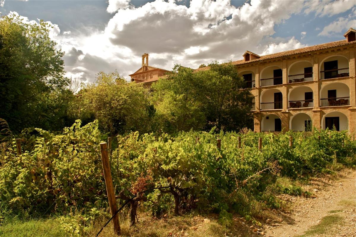 Jardín al aire libre en Monasterio De Piedra