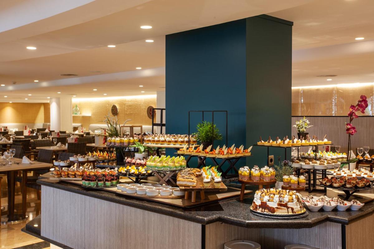 Comida en o cerca de este hotel