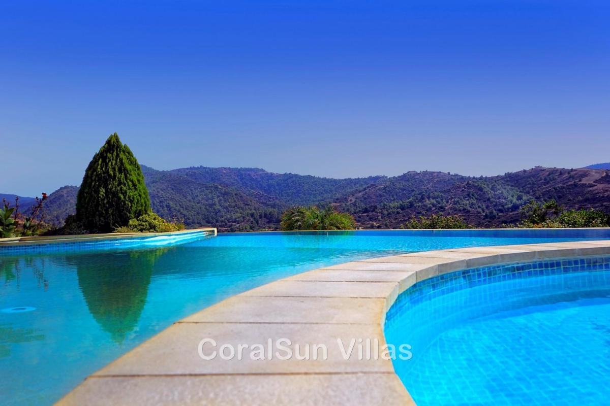 Amazing Luxury Villa, In Paphos, Extremely Large Pool. Jacuzzi, Gym, Games Room - Housity