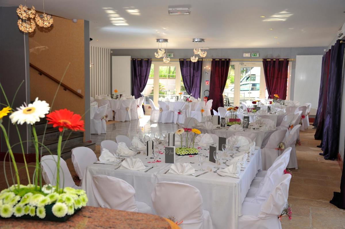 une pièce remplie de tables et de chaises recouvertes de nappes blanches dans l'établissement Logis Hôtel Restaurant Aux Maisons, à Maisons-lès-Chaource 66 autres photos
