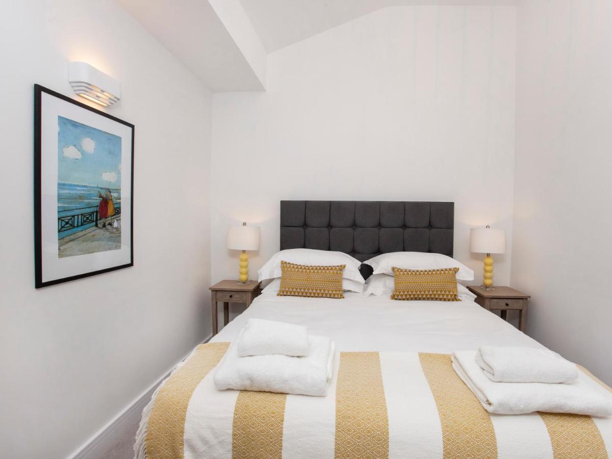 White House Apartments-Free parking 1 car per apartment - Housity
