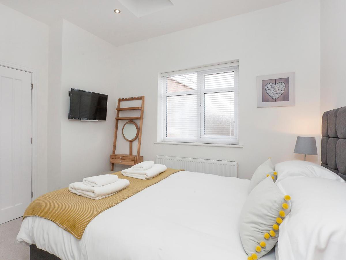 White House Apartments-Free parking 1 car per apartment - Housity