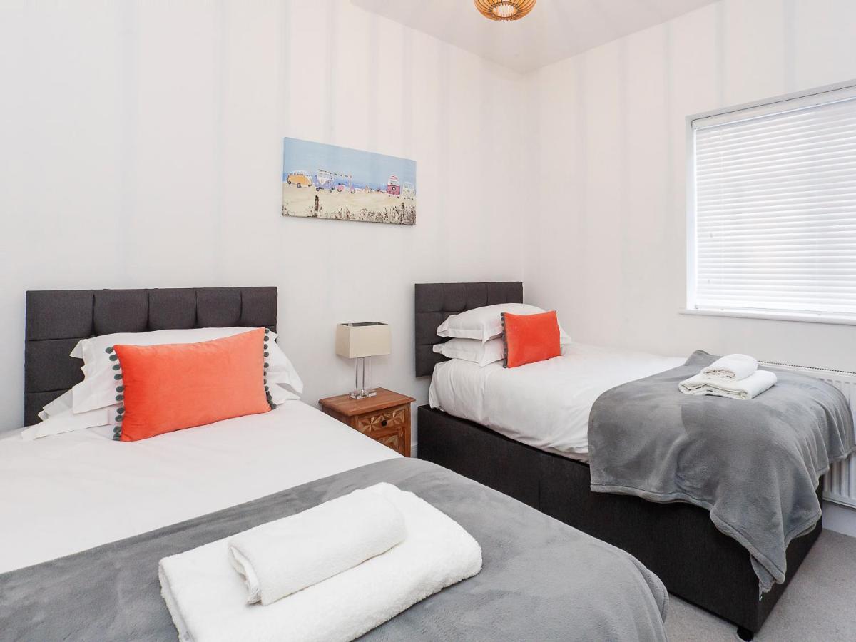 White House Apartments-Free parking 1 car per apartment - Housity