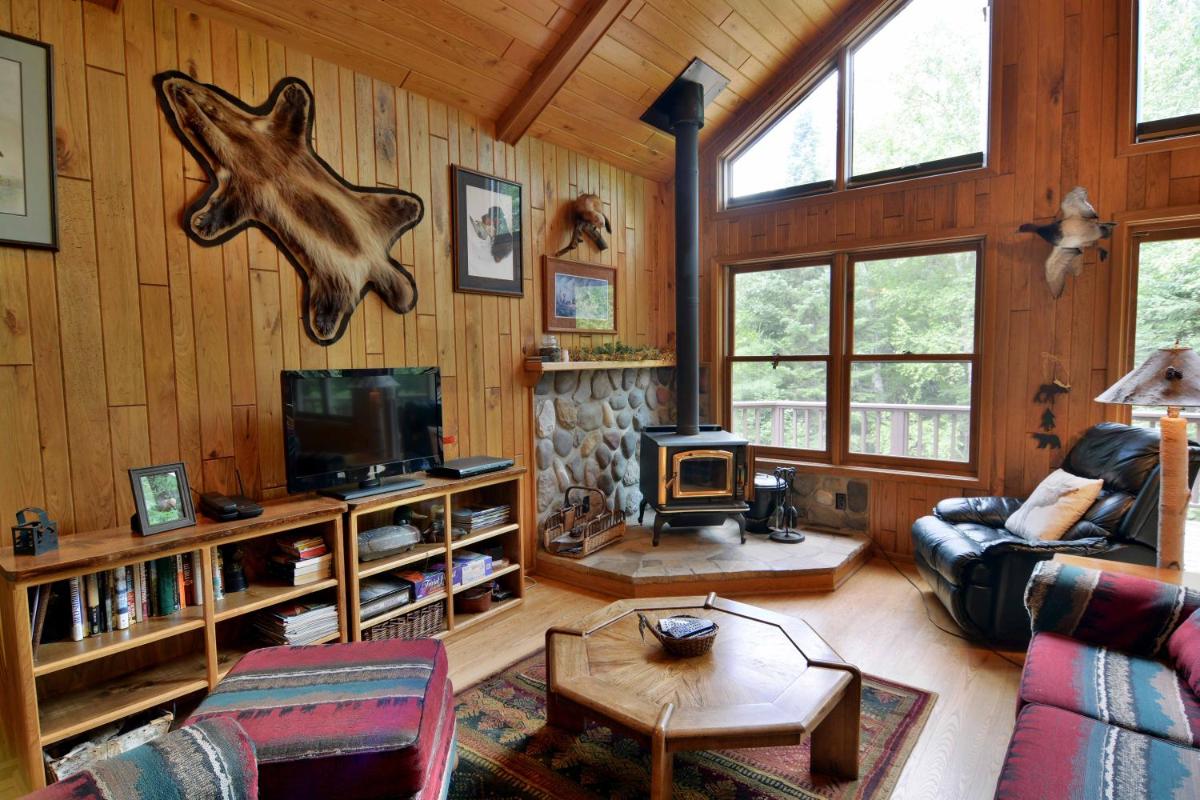 Spacious Cascade Chalet - Housity