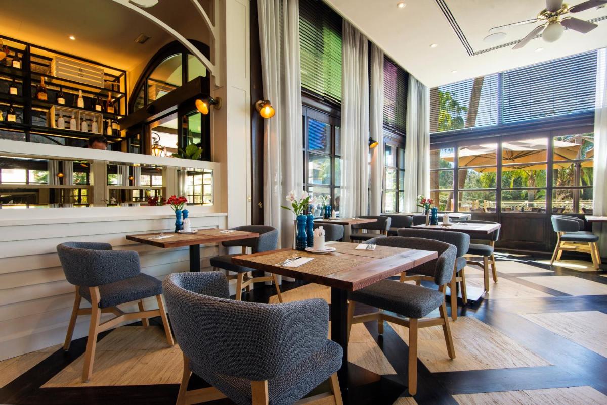 Un restaurante o sitio para comer en Lindner Hotel Mallorca Portals Nous, part of JdV by Hyatt