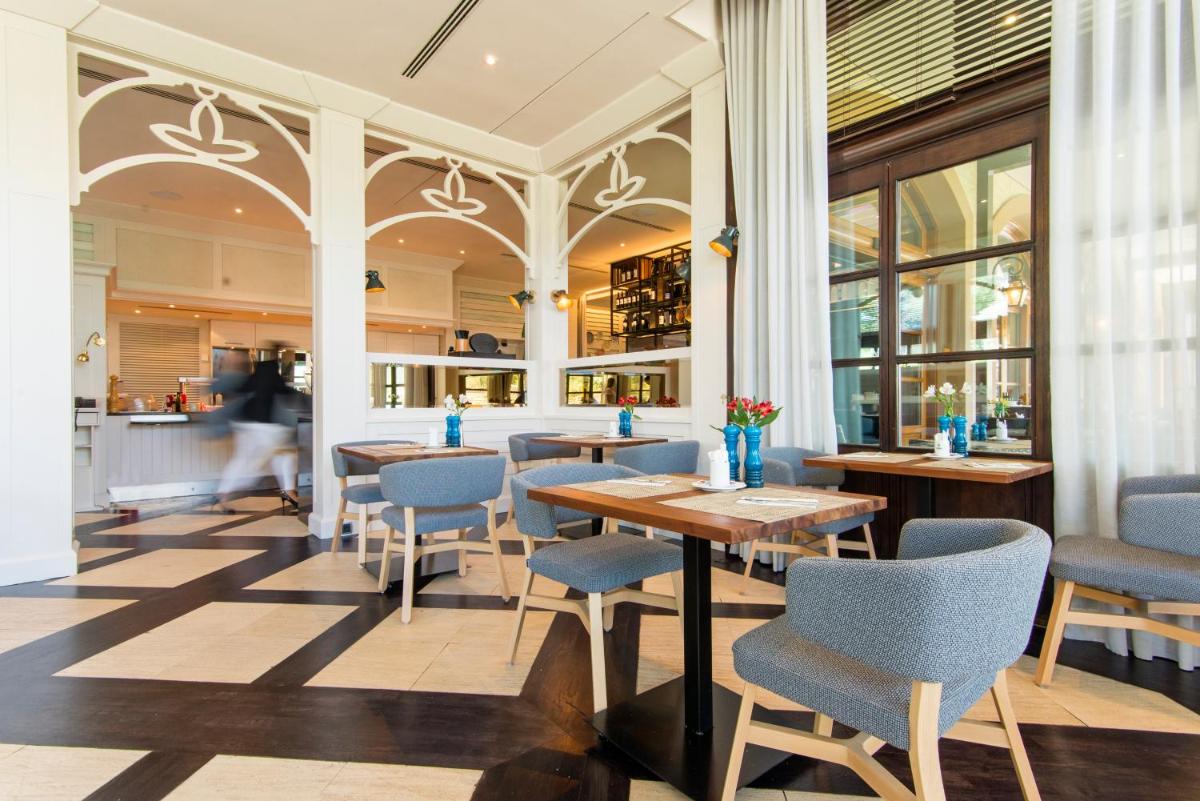 Un restaurante o sitio para comer en Lindner Hotel Mallorca Portals Nous, part of JdV by Hyatt