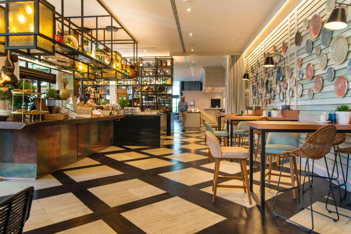 El salón o zona de bar de Lindner Hotel Mallorca Portals Nous, part of JdV by Hyatt