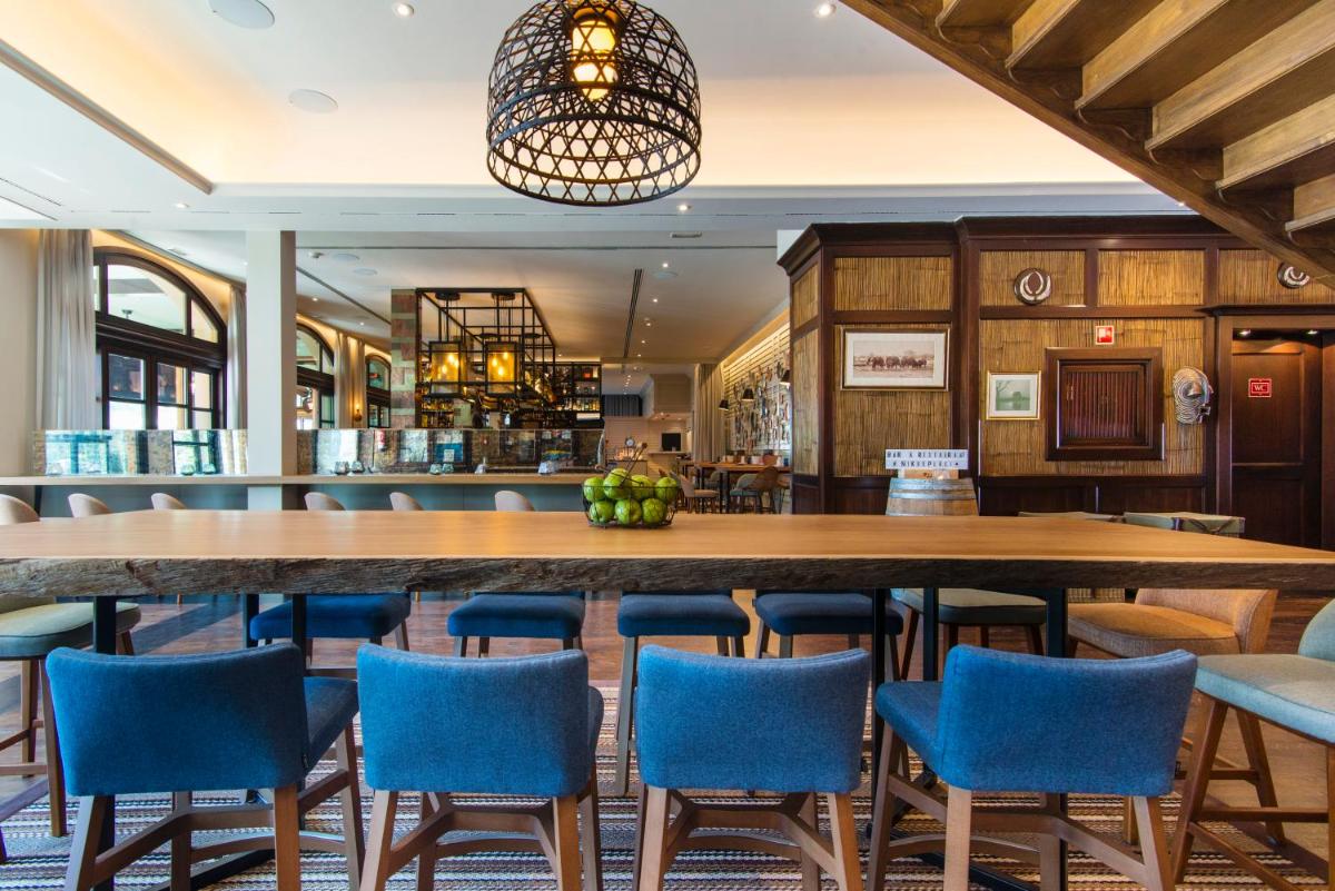 Un restaurante o sitio para comer en Lindner Hotel Mallorca Portals Nous, part of JdV by Hyatt