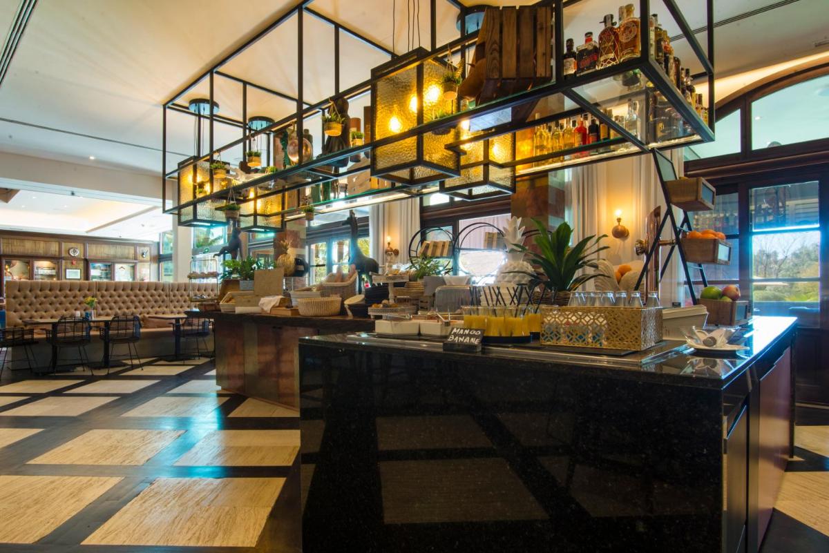 Un restaurante o sitio para comer en Lindner Hotel Mallorca Portals Nous, part of JdV by Hyatt