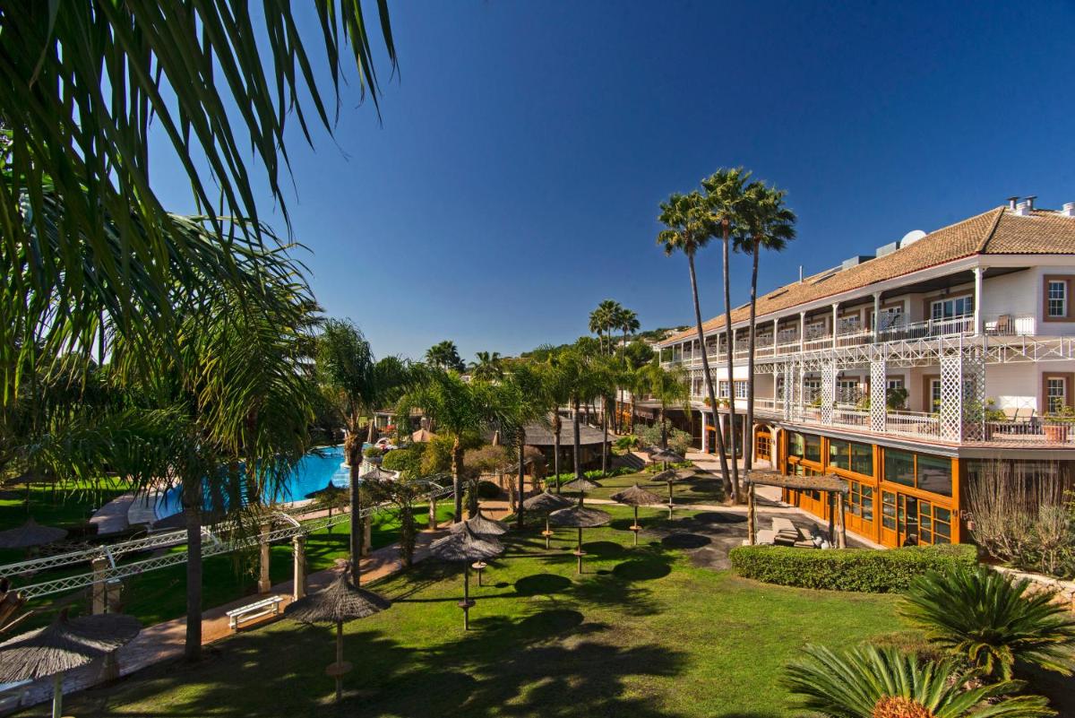 una vista aérea del complejo con piscina y palmeras en Lindner Hotel Mallorca Portals Nous, part of JdV by Hyatt, en Portals Nous