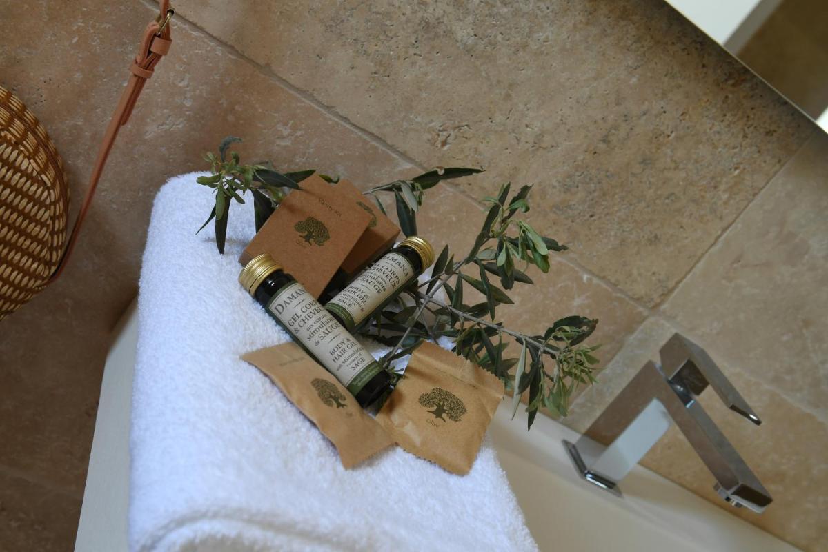 - une bouteille de vin assise sur une serviette dans l'établissement Hôtel Villa Glanum et Spa, à Saint-Rémy-de-Provence