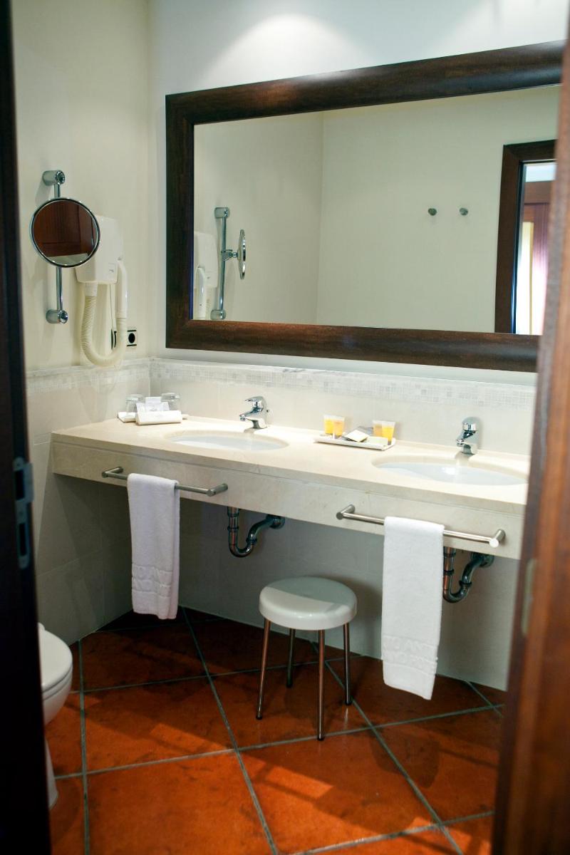 Un baño de Puerto Antilla Grand Hotel