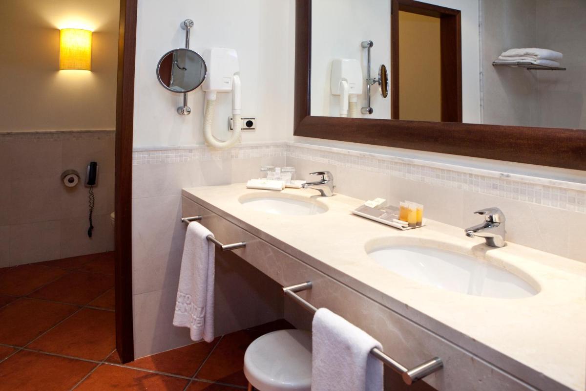 Un baño de Puerto Antilla Grand Hotel