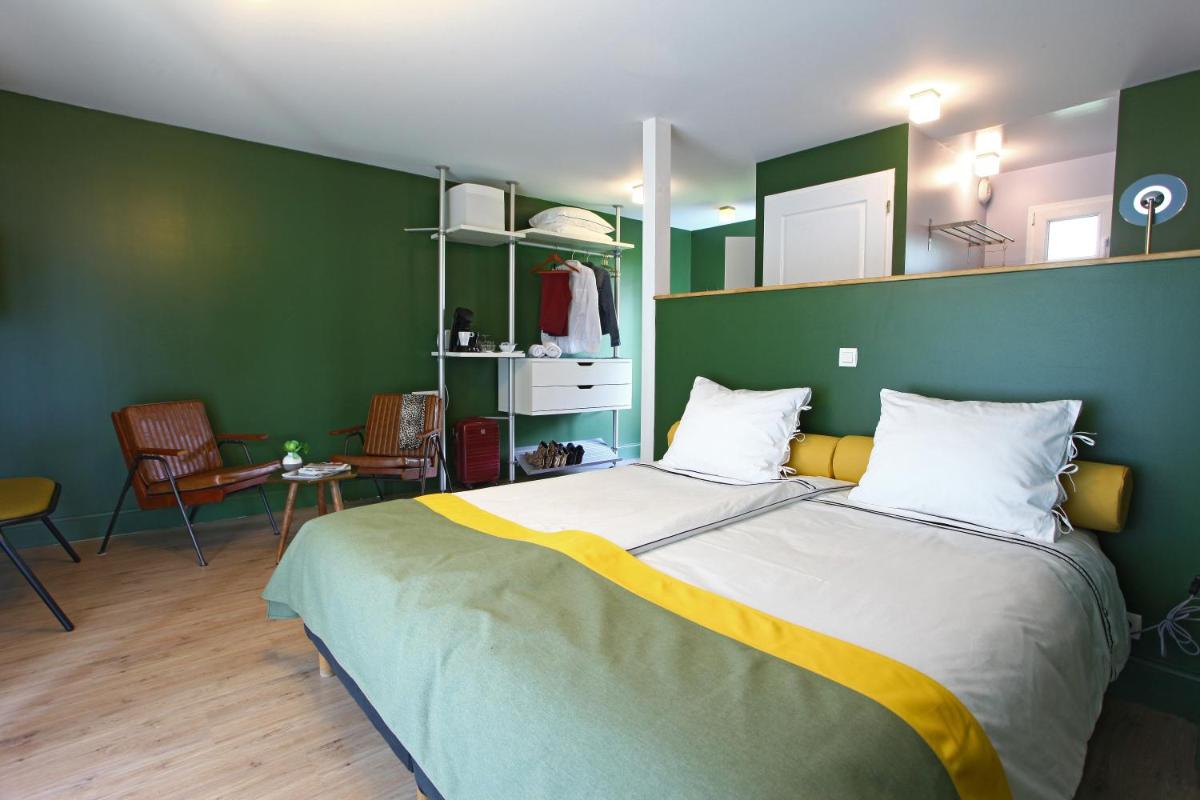 Un ou plusieurs lits dans un hébergement de l'établissement La Petite Couronne, Ecolodge & Lofts