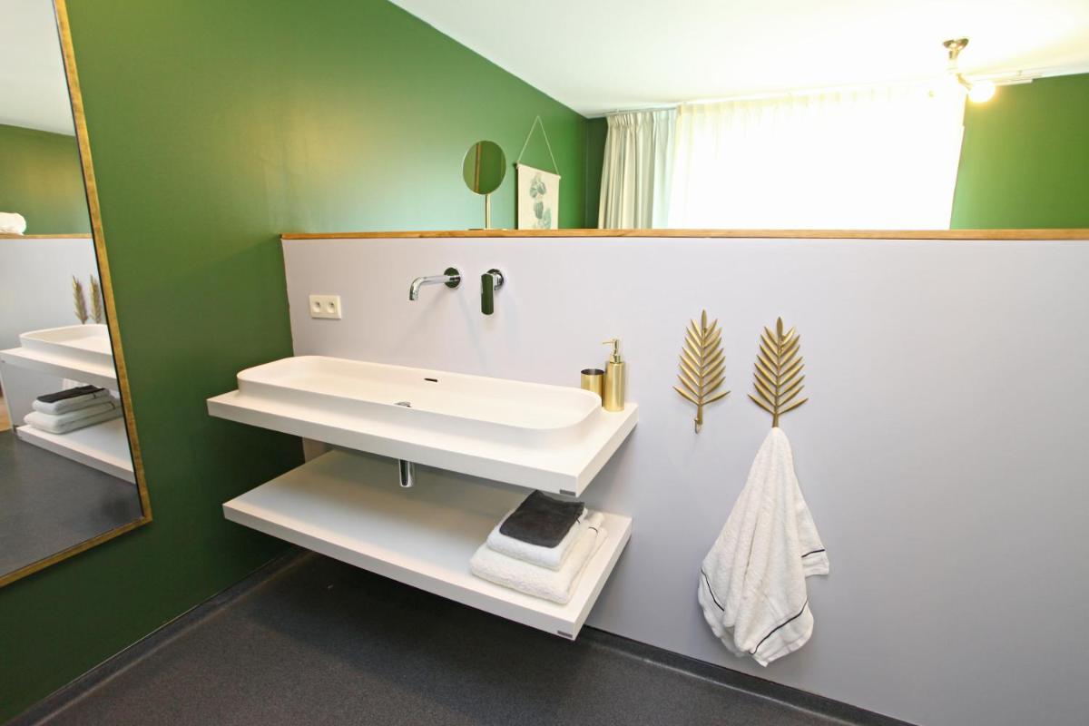 Salle de bains dans l'établissement La Petite Couronne, Ecolodge & Lofts