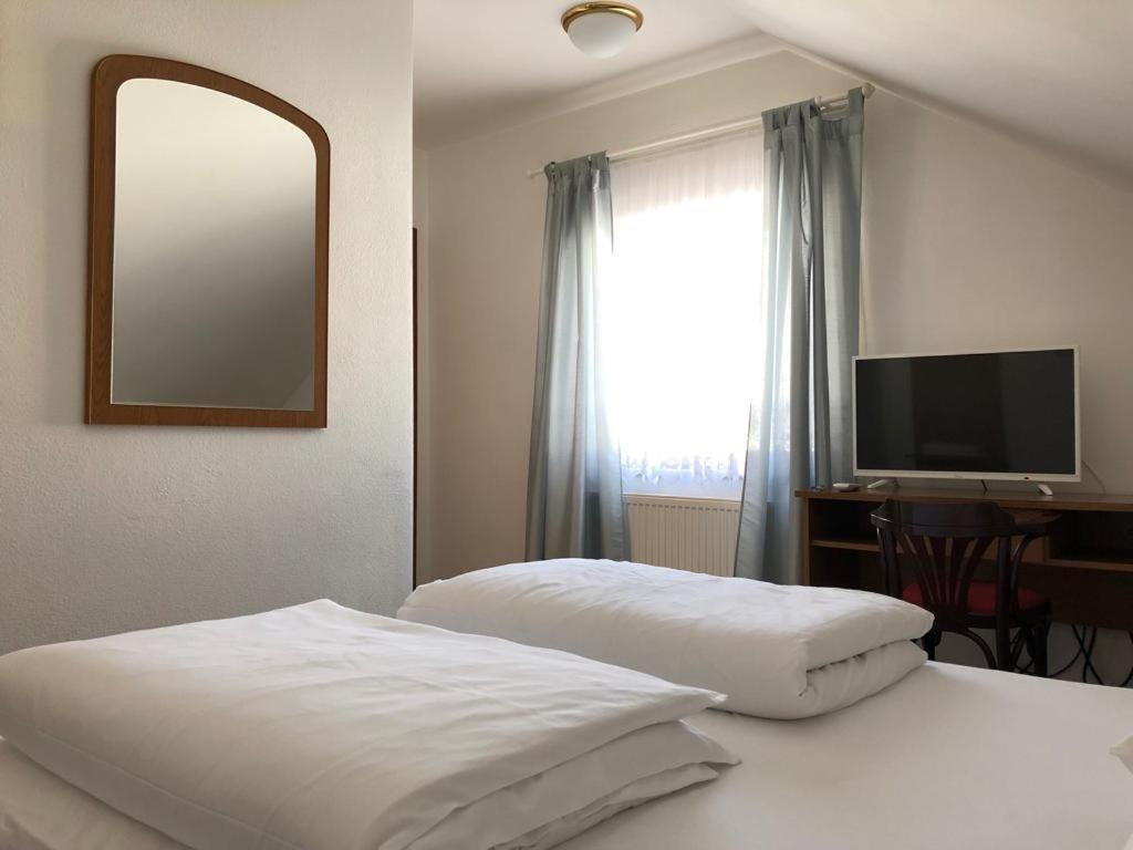 Hard Rock Rooms for two - Housity