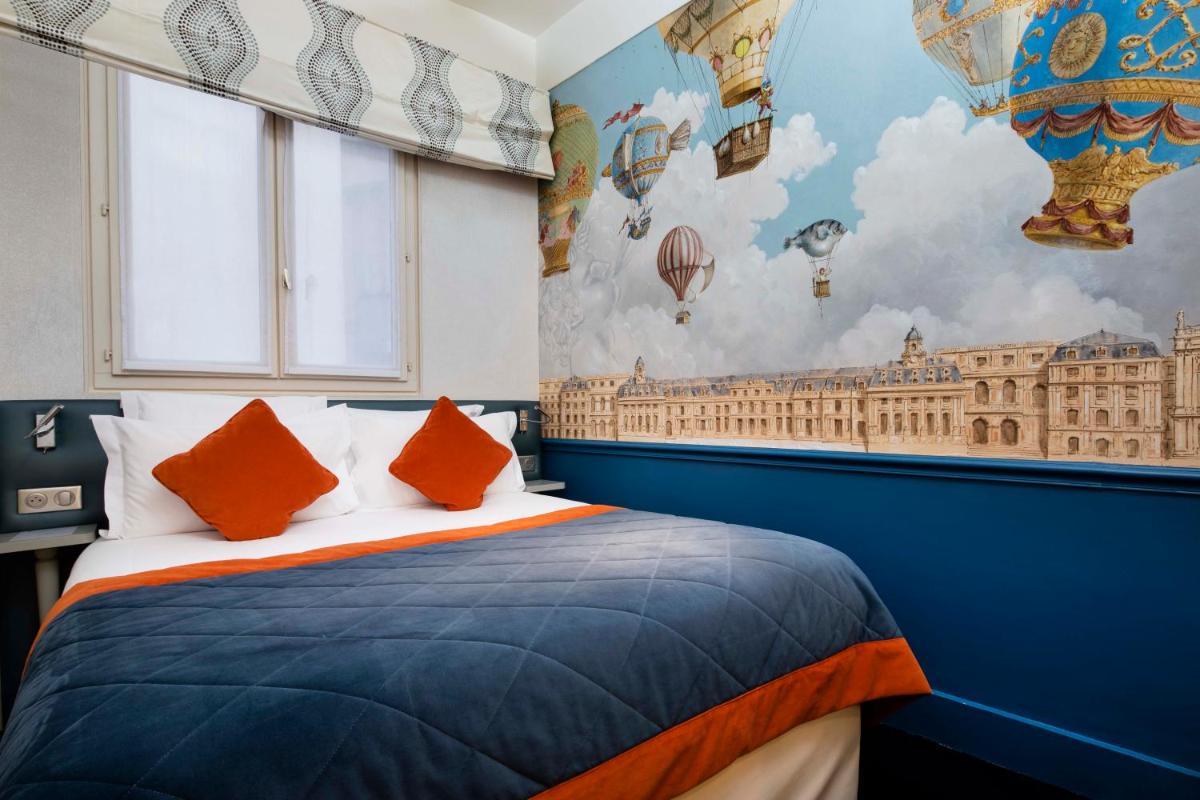 une chambre avec un lit et un mur bleu dans l'établissement Hotel & Spa de Latour Maubourg, à Paris