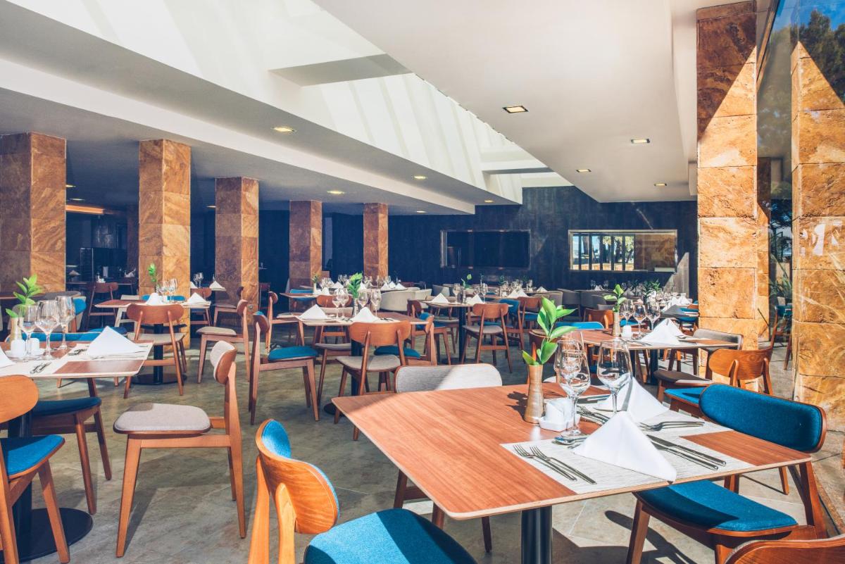 Un restaurante o sitio para comer en Iberostar Selection Playa de Muro Village