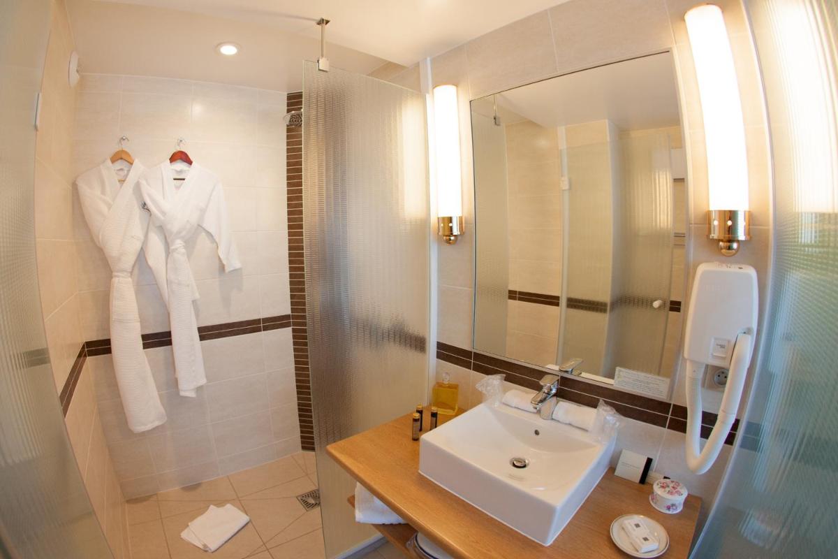 Salle de bains dans l'établissement Le Diana Hôtel & Spa
