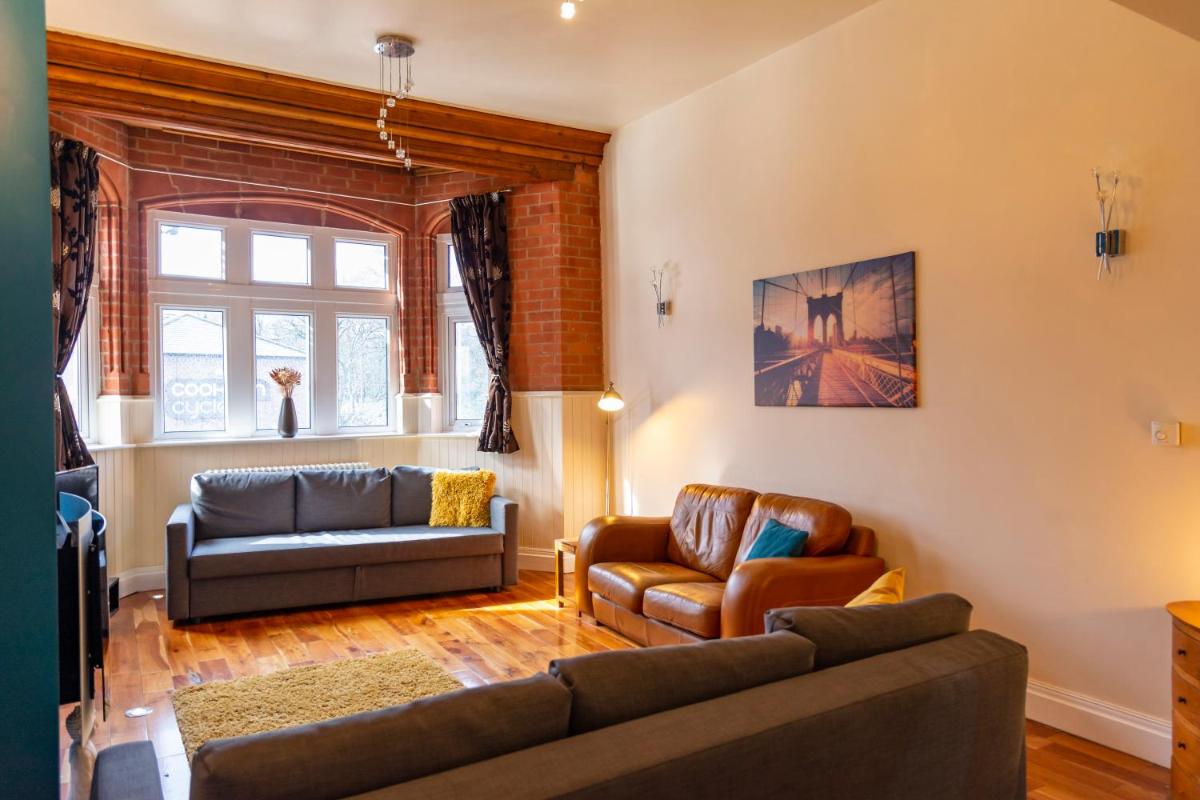 Apartment No 1 - The Old Red King Pub, Whitefield, Manchester - Hizvo