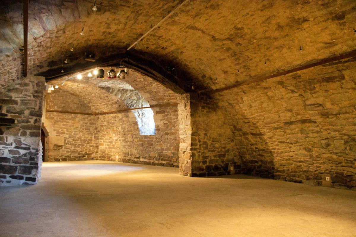 Chateau de Latour sur Sorgue - Housity