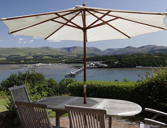 Coed y Berclas cottage, private orchard with stunning sea views - Housity