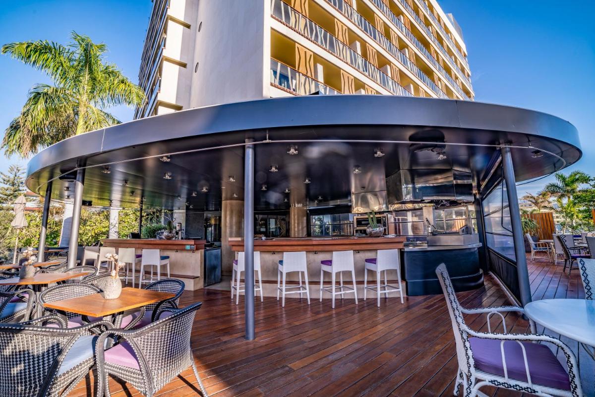 Un restaurante o sitio para comer en Bohemia Suites & Spa - Adults Only