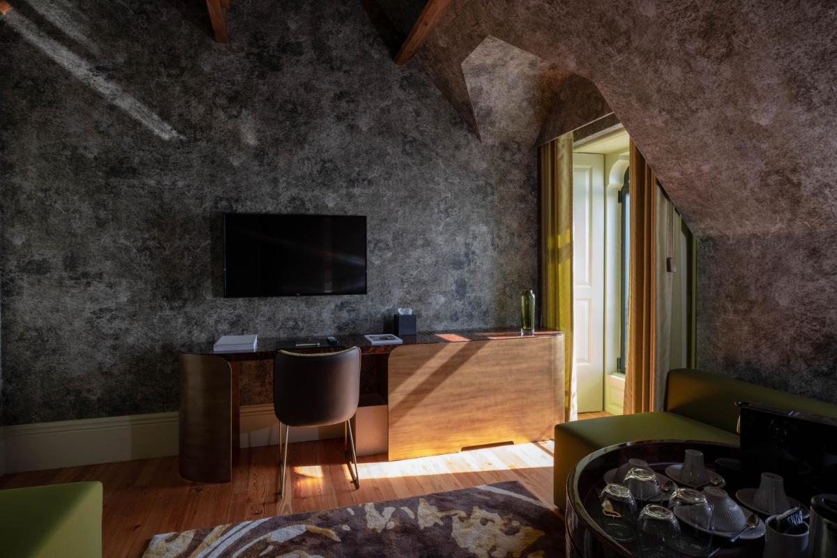 Uma televisão e/ou sistema de entretenimento em Vila Foz Hotel & SPA - member of Design Hotels
