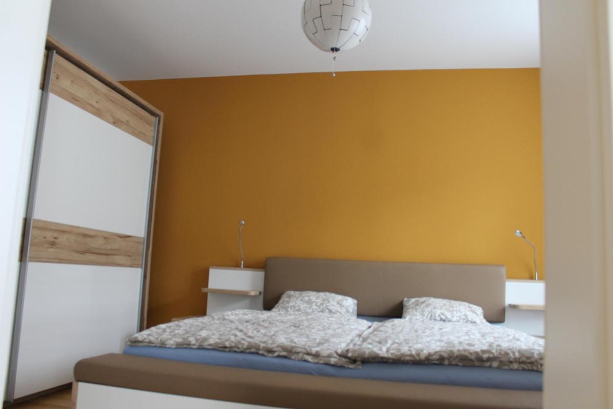 Spacious, Modern 1-bdrm Apt near VIC & Austria Ctr - Housity