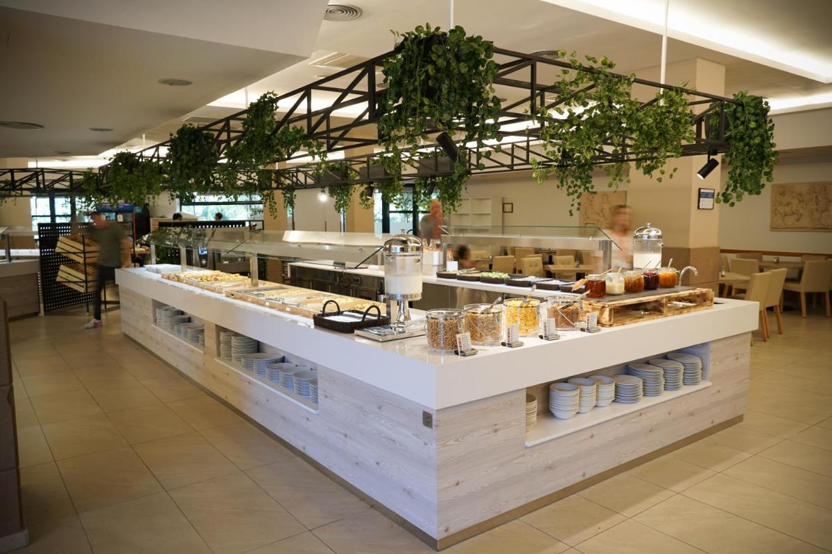 Un restaurante o sitio para comer en Ohtels Vil·la Romana