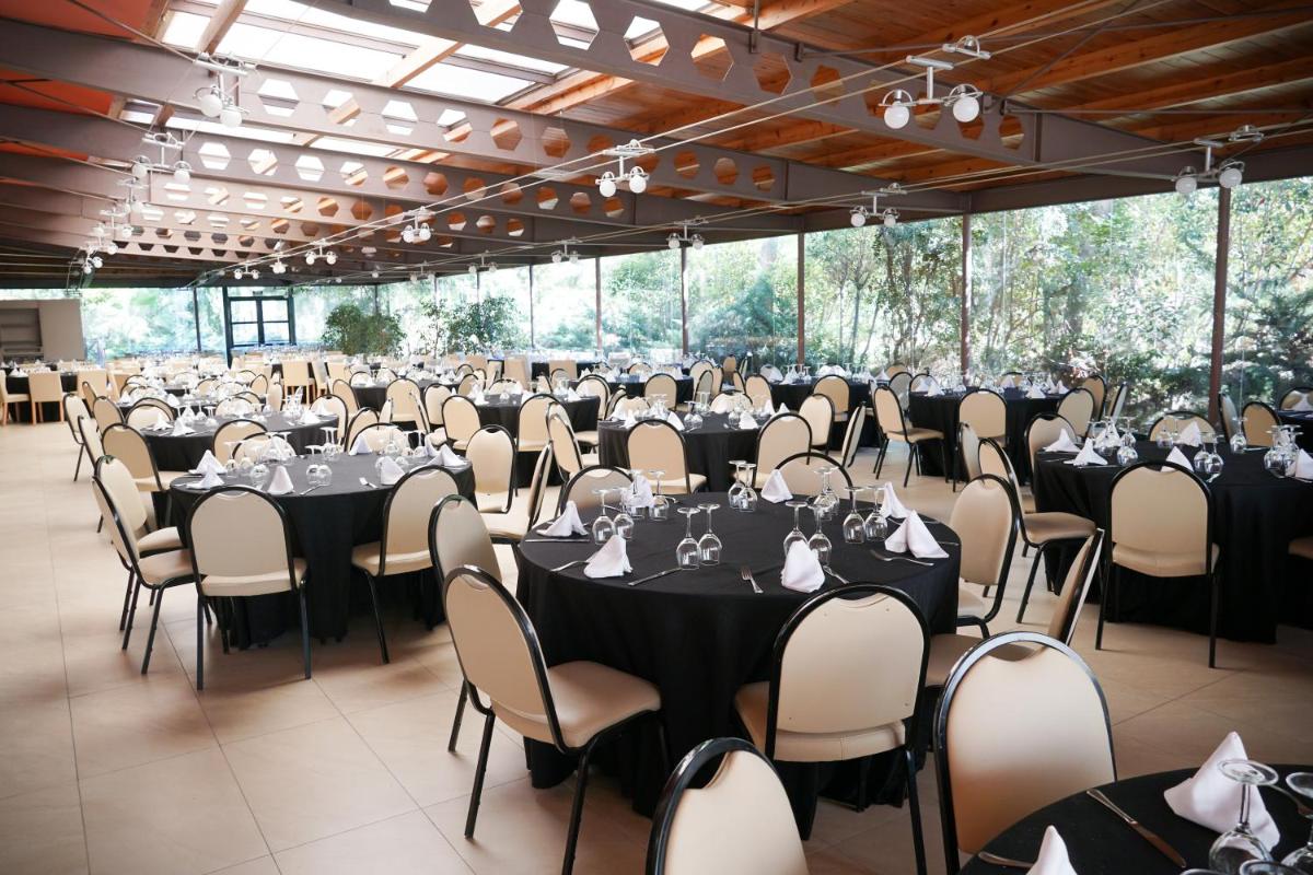 Un restaurante o sitio para comer en Ohtels Vil·la Romana