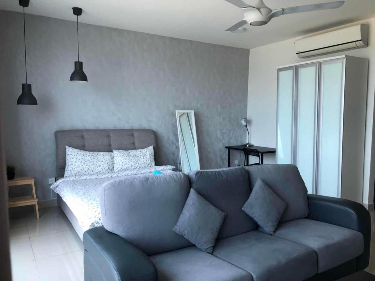 Vivian's Studio Trefoil Setia Alam - Housity