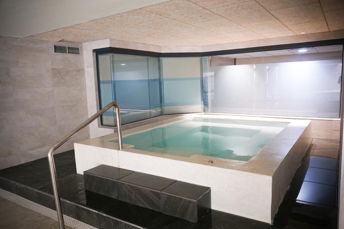 Piscina en o cerca de Ohtels Vil·la Romana