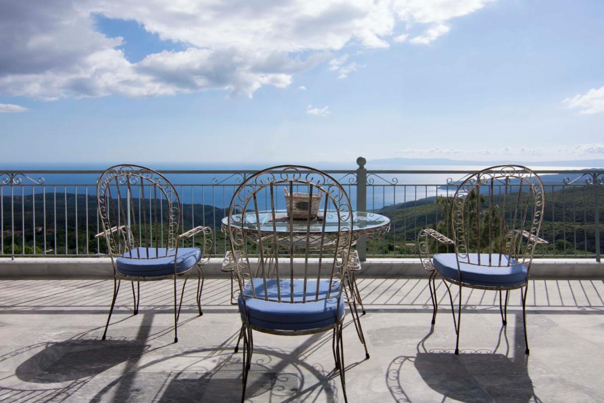 The balcony of Mani - Housity