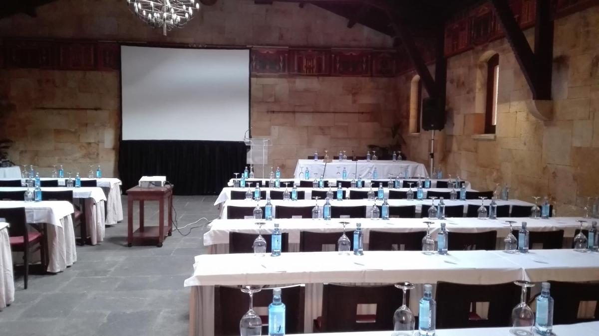 Un restaurante o sitio para comer en Oca Palacio De La Llorea Hotel & Spa