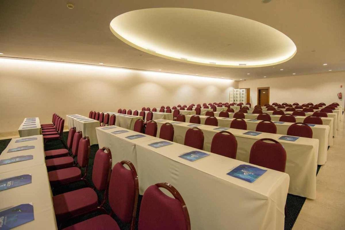 A área empresarial e/ ou a sala de conferências de Azoris Royal Garden – Leisure & Conference Hotel