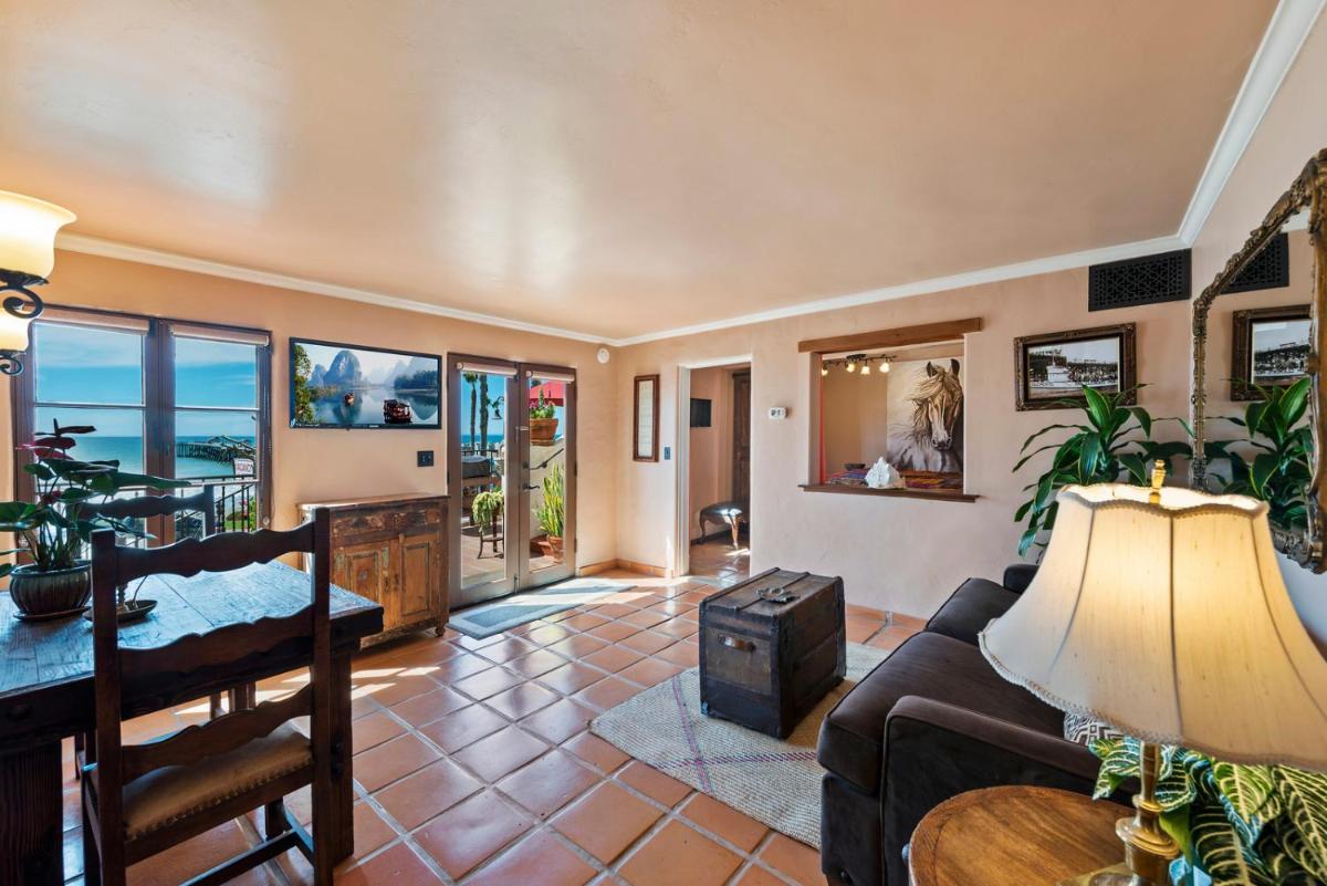 Oceanfront Hacienda - Housity